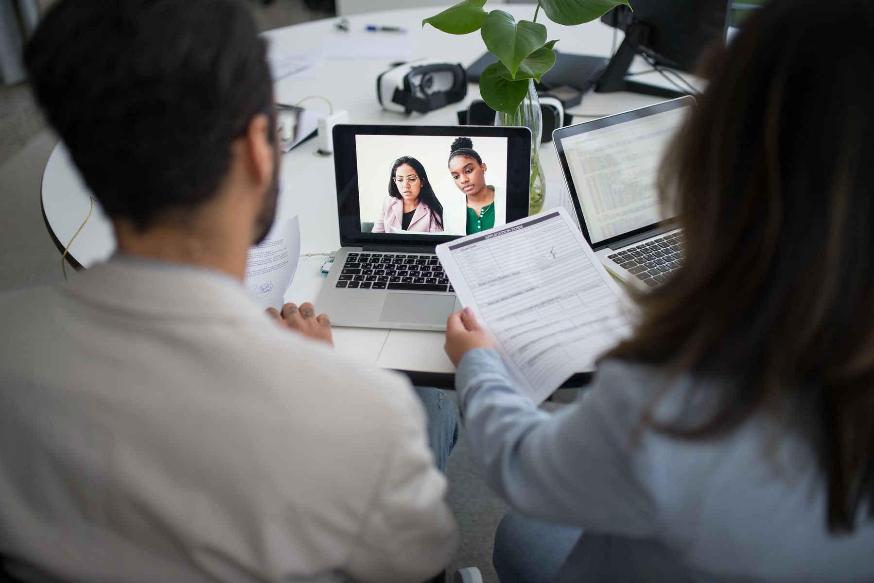 Candidata participando de entrevista de emprego por videochamada avaliada por inteligência artificial