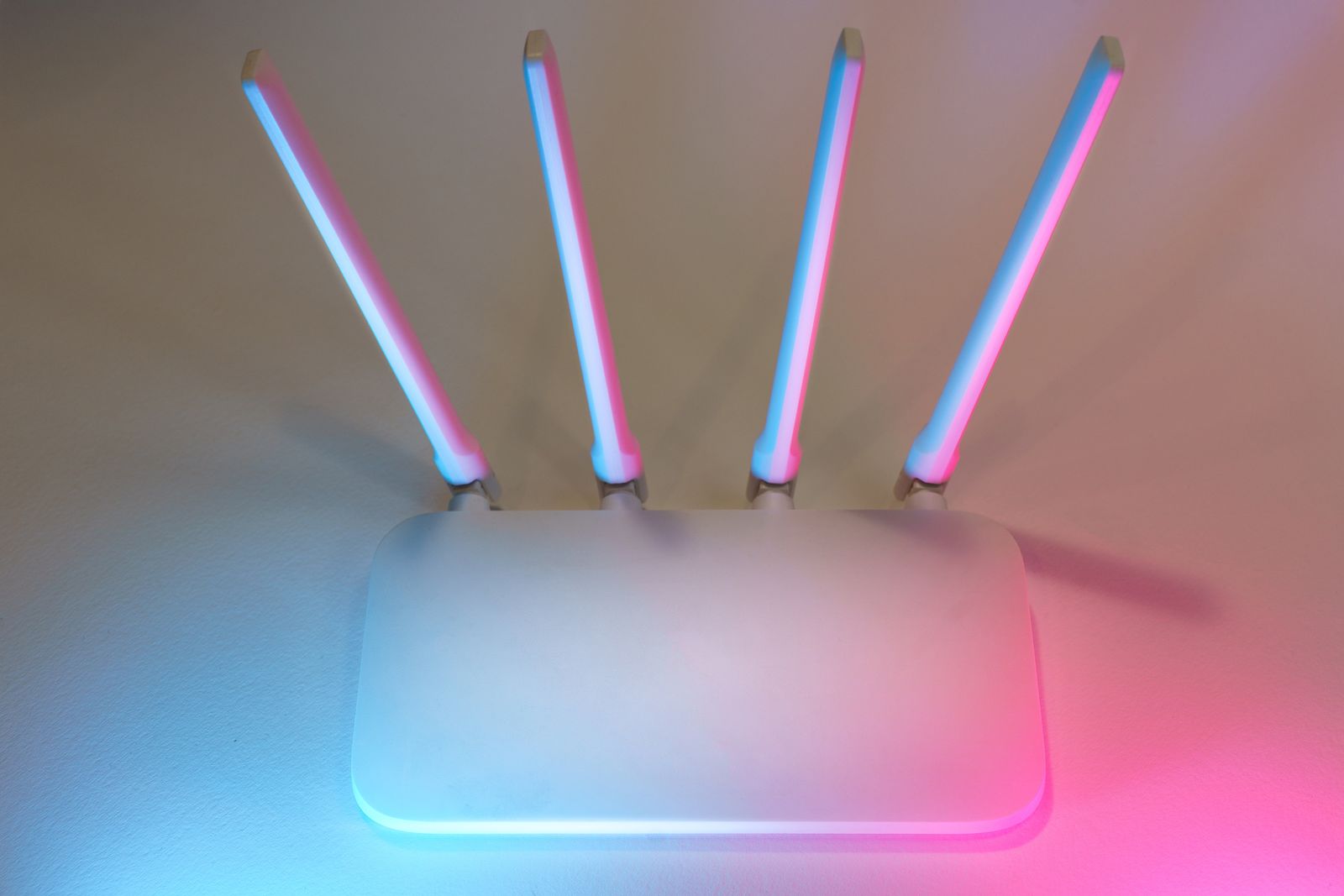 Cabo de internet conectado a roteador em ambiente de home office