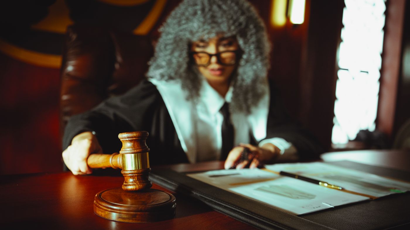 Juíza analisando processo de execução trabalhista