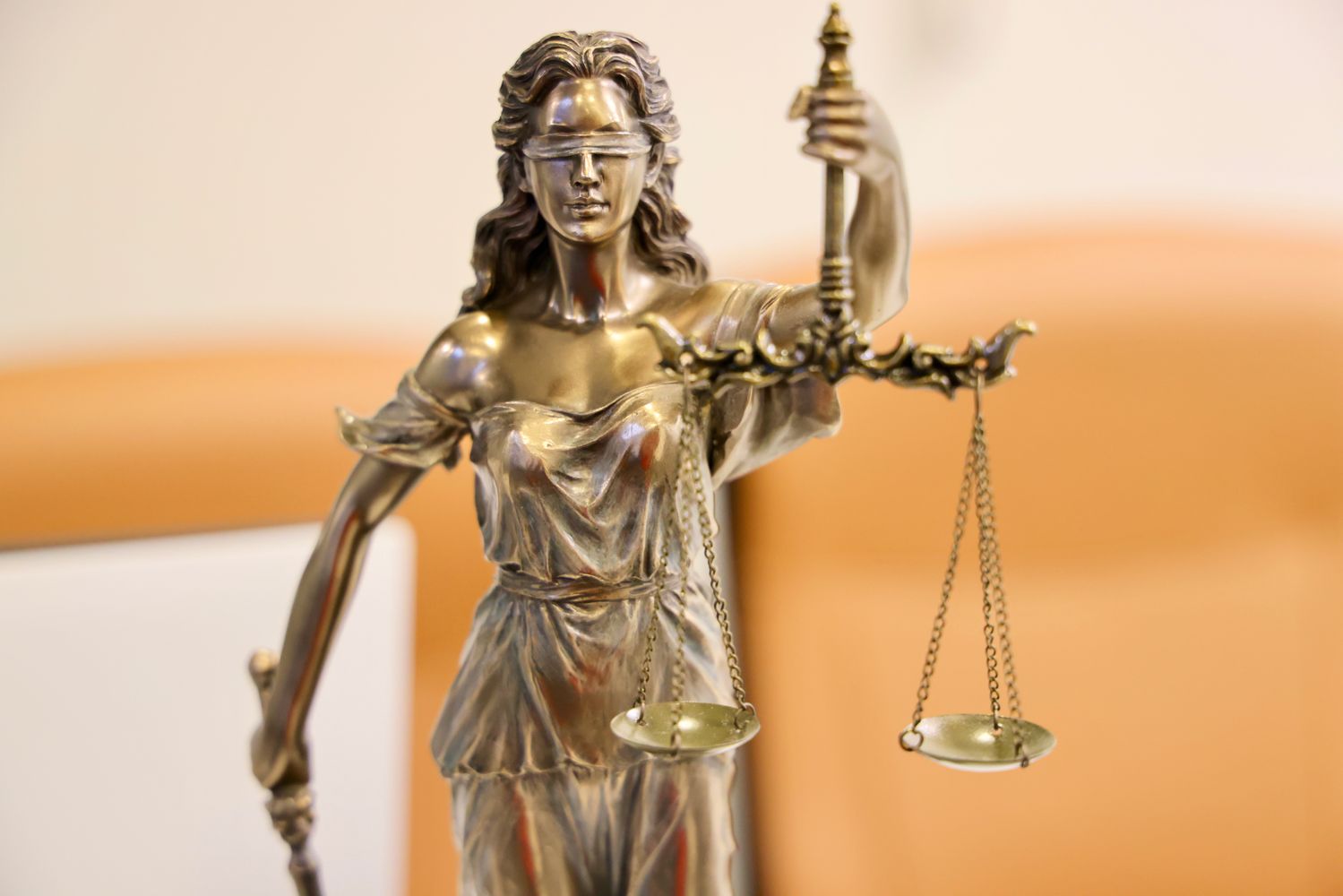 Balança da justiça representando ação na Justiça do Trabalho