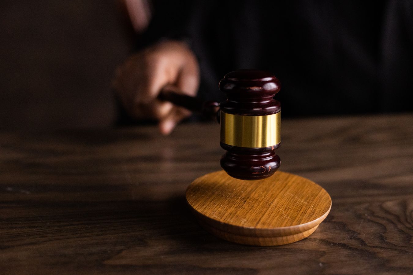 Martelo de juiz representando ação trabalhista por discriminação