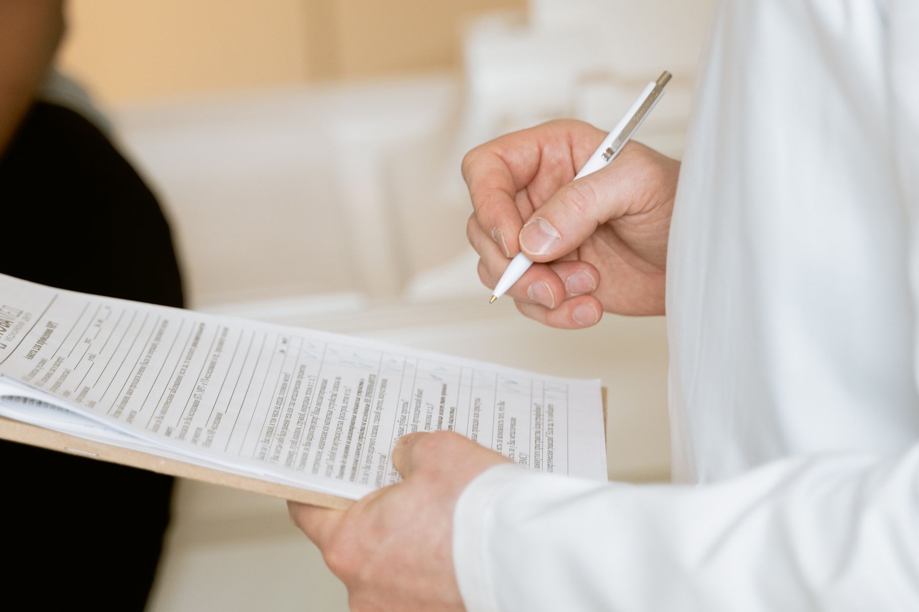 Profissional de saúde analisando laudo médico em prancheta