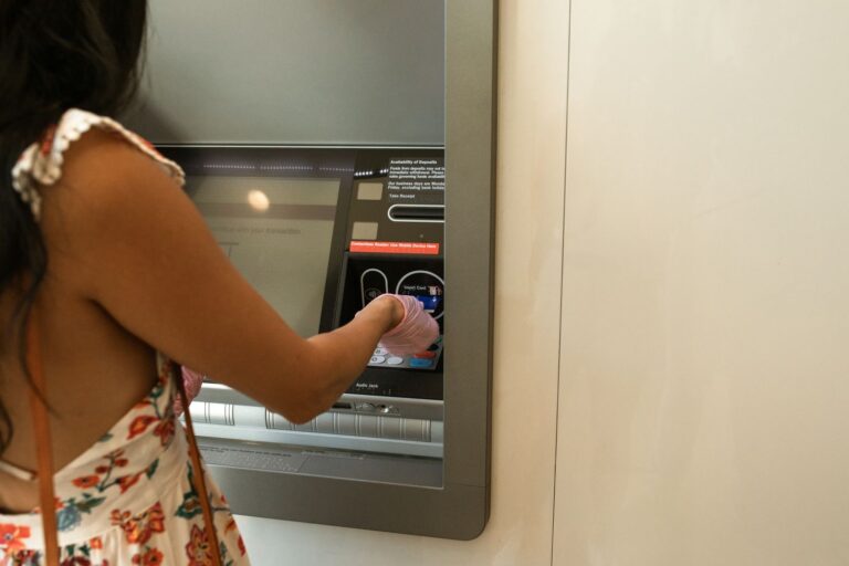 Atendente de banco público conversando com cliente em agência bancária