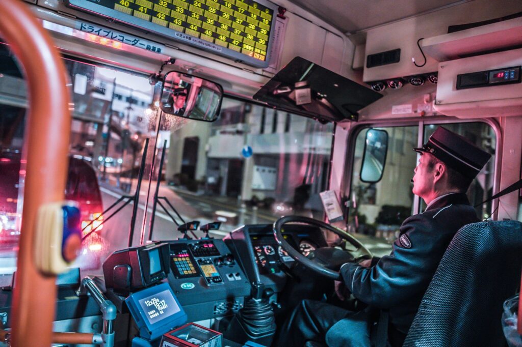 Motorista de ônibus profissional dirigindo durante sua jornada de trabalho