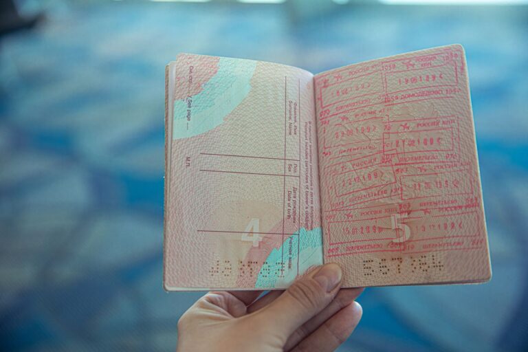 Passaporte com carimbos de viagem sobre a mesa