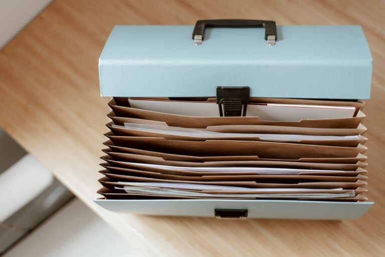 Pasta de documentos e papéis organizados sobre mesa de escritório