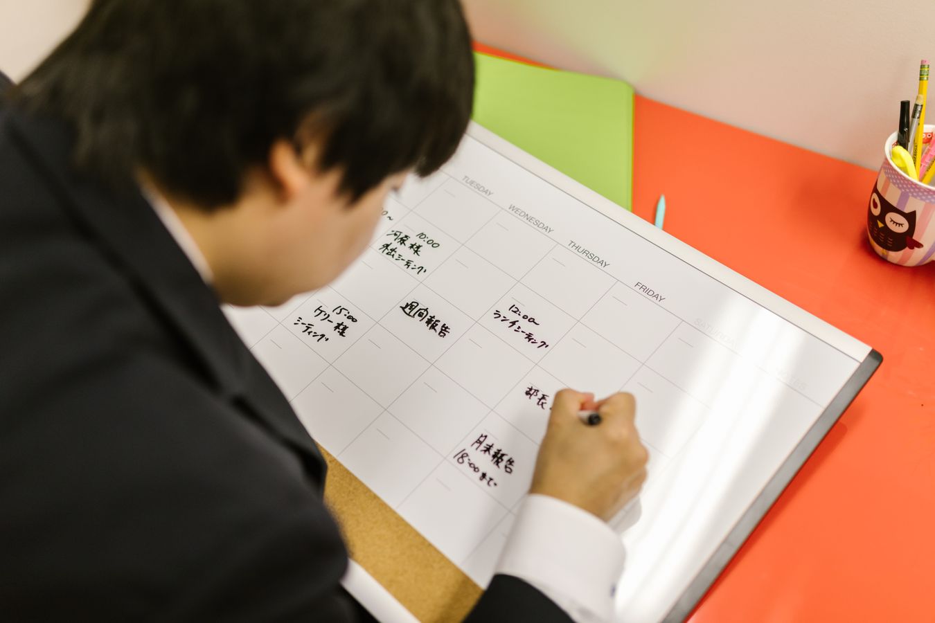 Trabalhadora organizando o planejamento semanal com agenda