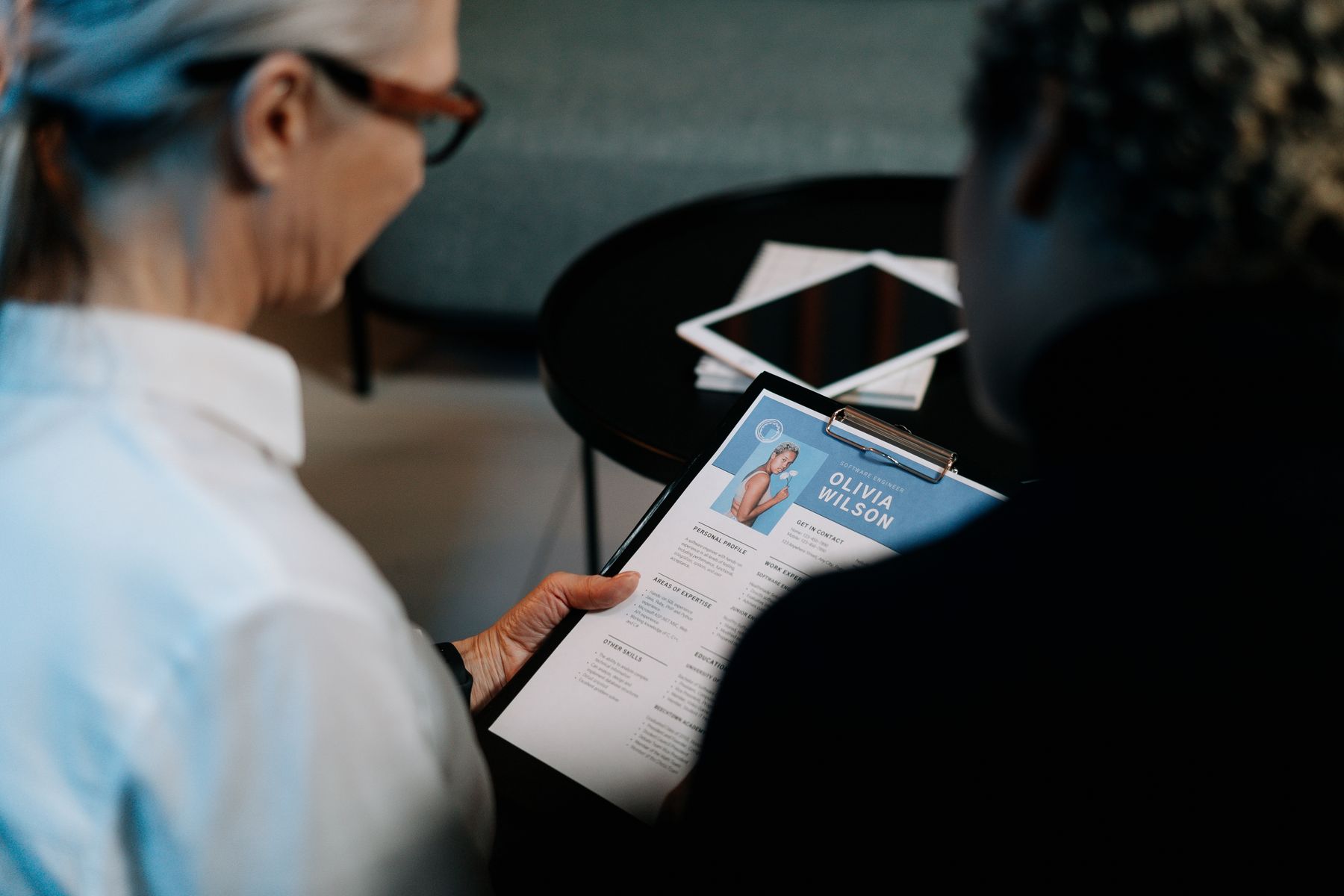 Recrutadora analisando currículos de candidatos em processo seletivo