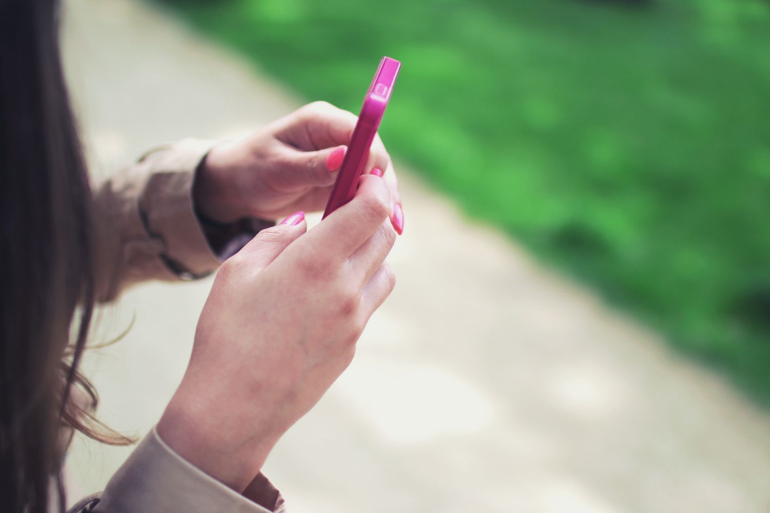 Pessoa segurando celular com aplicativos de redes sociais abertos