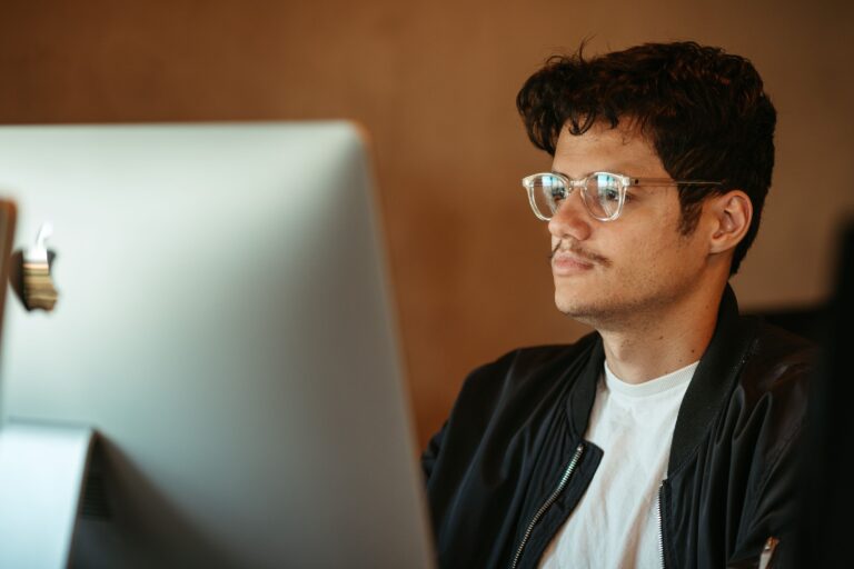 Profissional concentrado trabalhando em frente ao computador