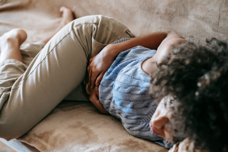 Trabalhadora sentindo desconforto com dor abdominal no escritório