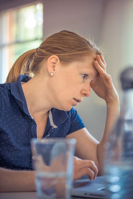 Trabalhadora visivelmente abalada após passar por situação constrangedora no trabalho