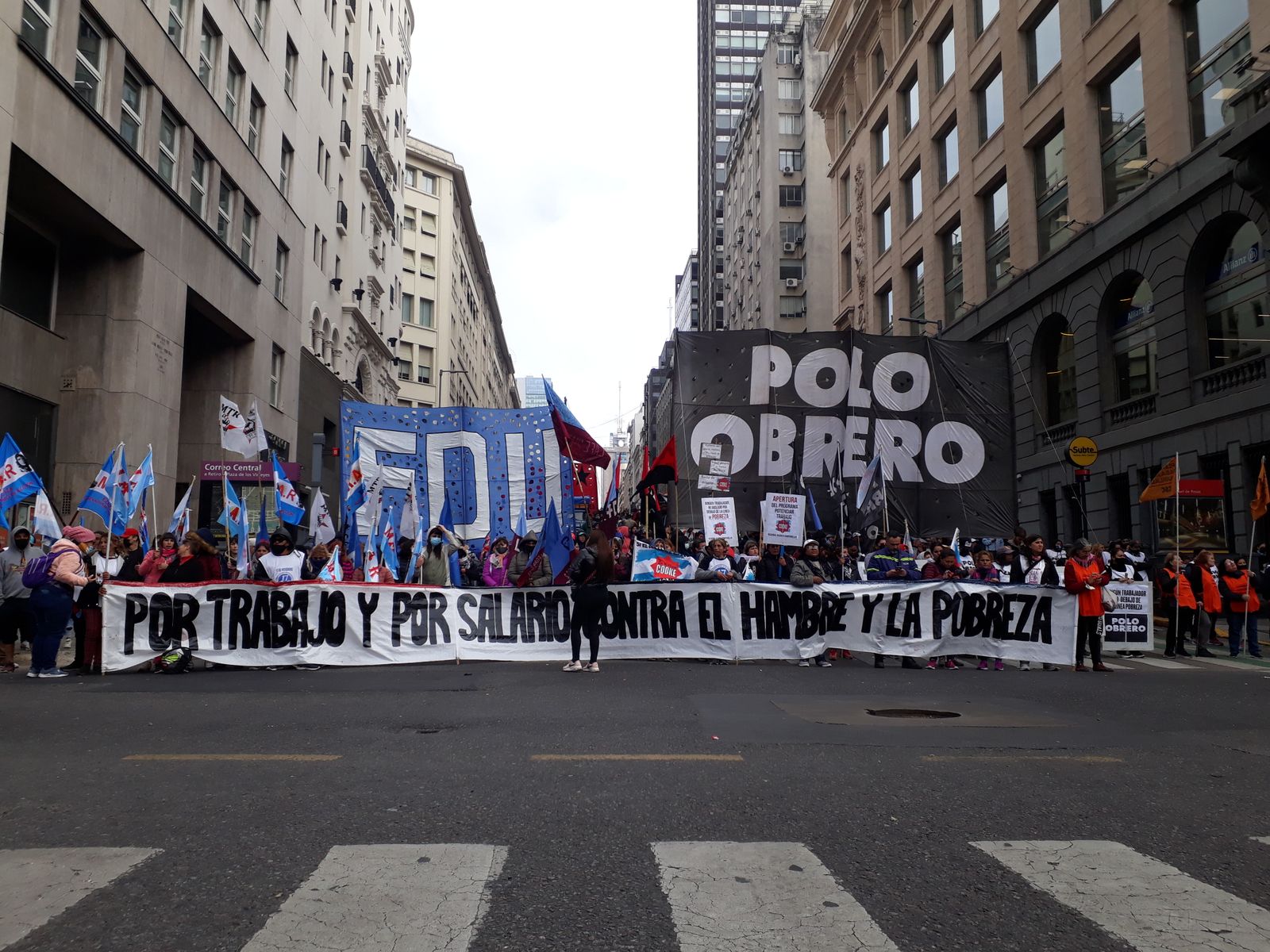 Manifestantes seguram cartazes em protesto por direitos trabalhistas