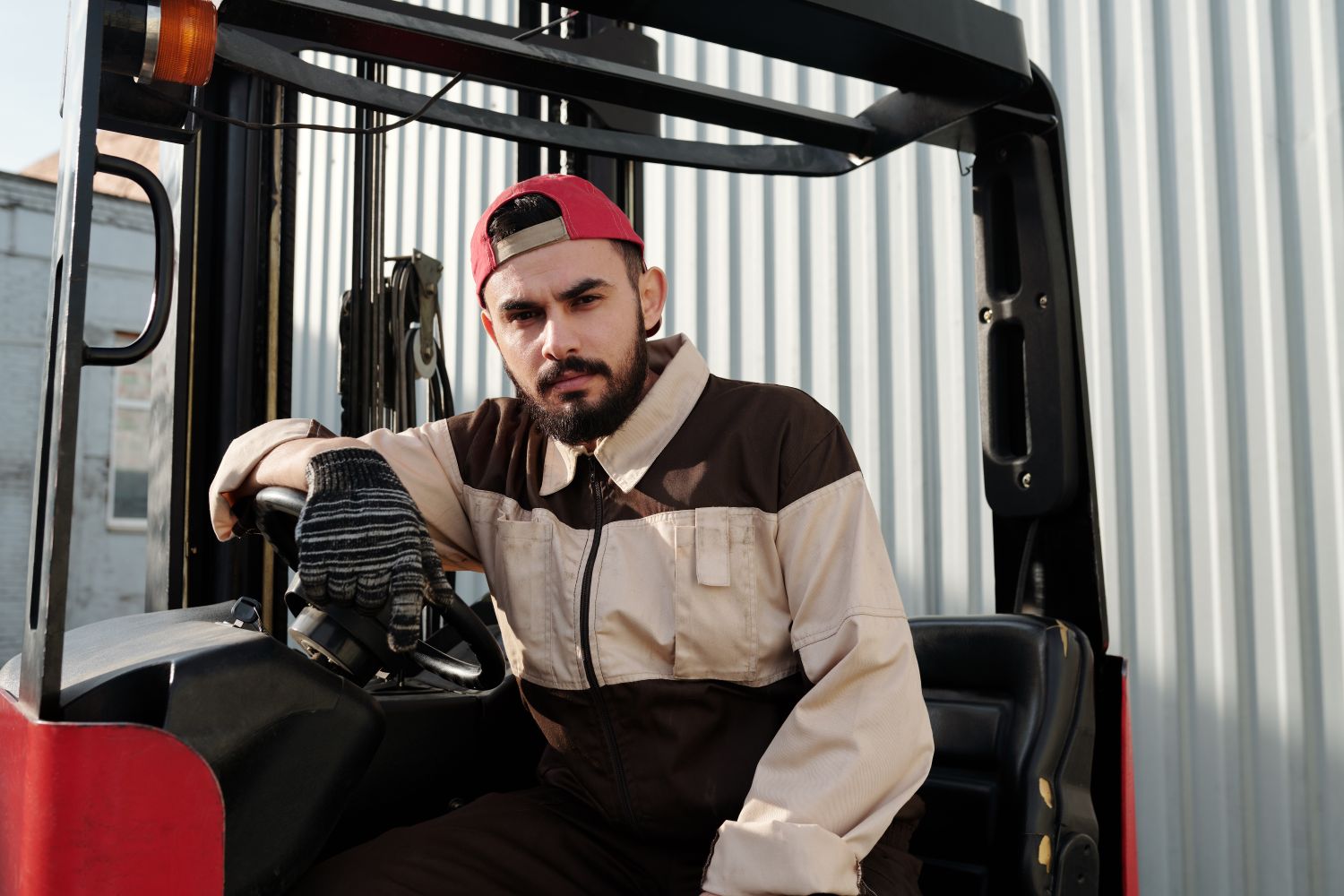 Trabalhador uniformizado em ambiente industrial