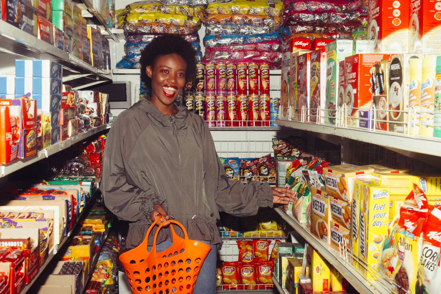 Pessoa fazendo compras de alimentos em supermercado com cartão de vale-alimentação