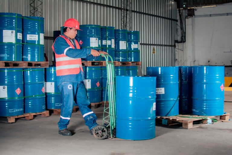 Trabalhador em depósito industrial usando equipamentos de movimentação de carga