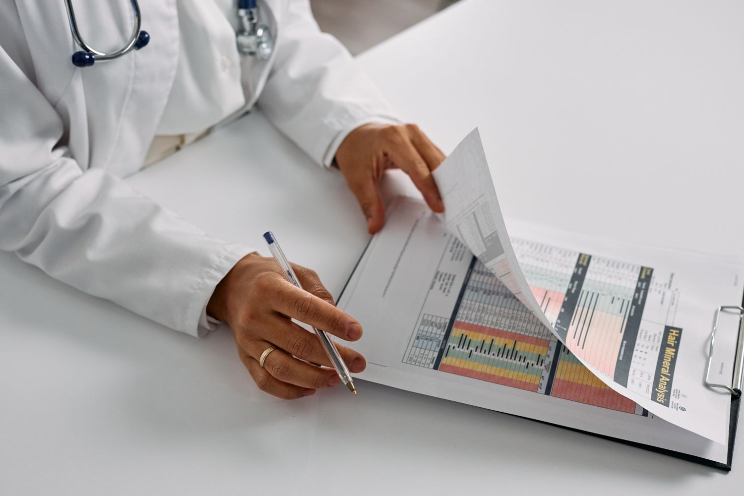 Profissional de saúde analisando exame e laudo médico com trabalhador