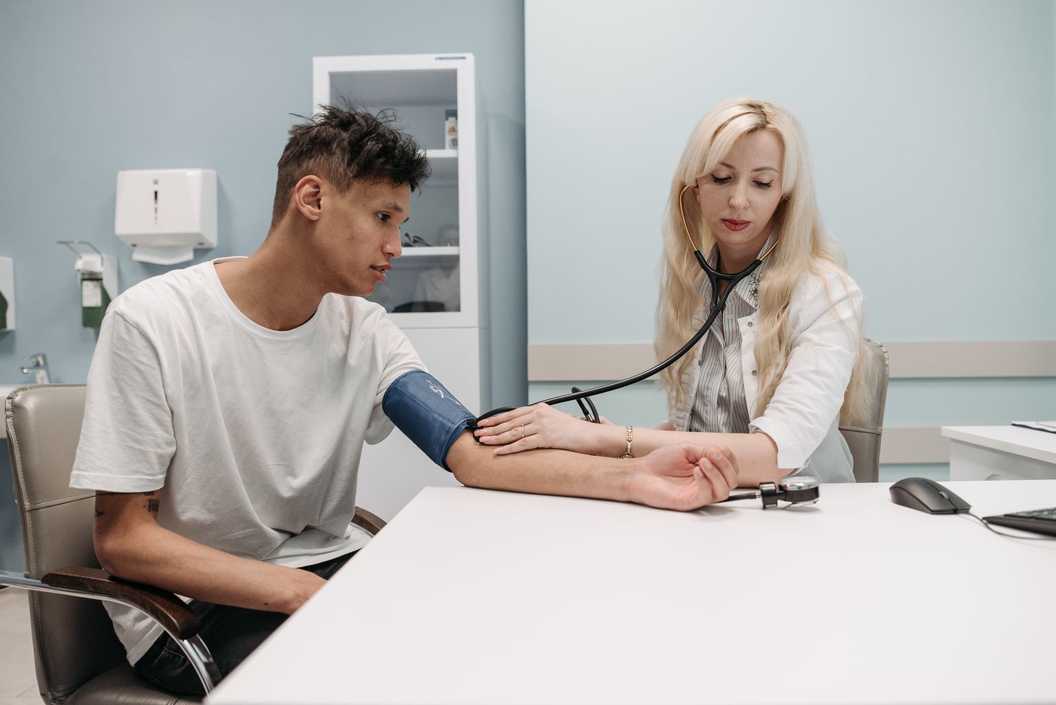 Médico avaliando a saúde de um paciente em consulta