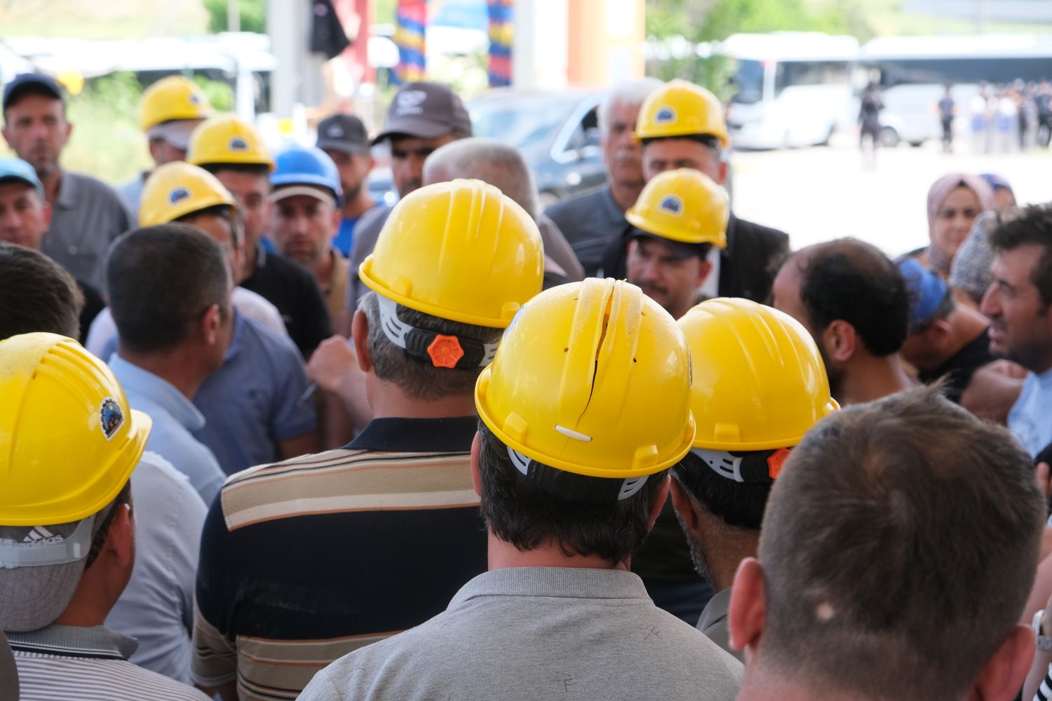 Grupo de trabalhadores de capacete em canteiro de obras