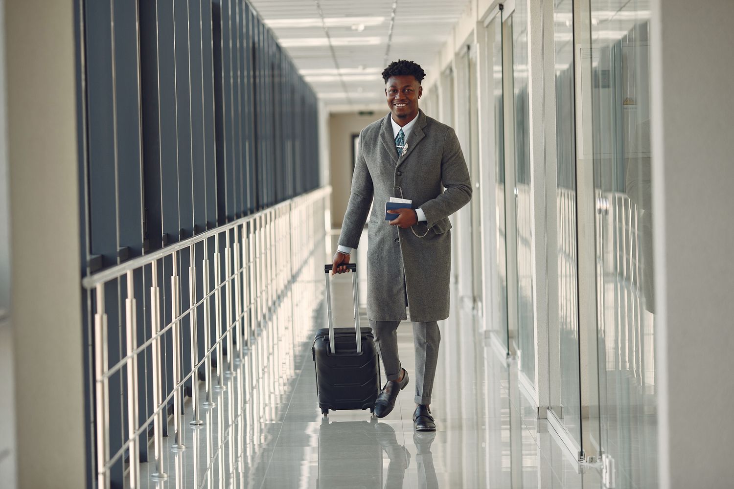Executivo com mala de viagem caminhando no aeroporto a caminho de viagem a trabalho