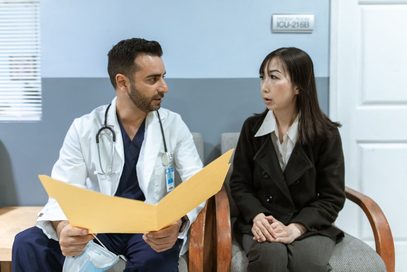 Médico conversando com paciente durante consulta em consultório