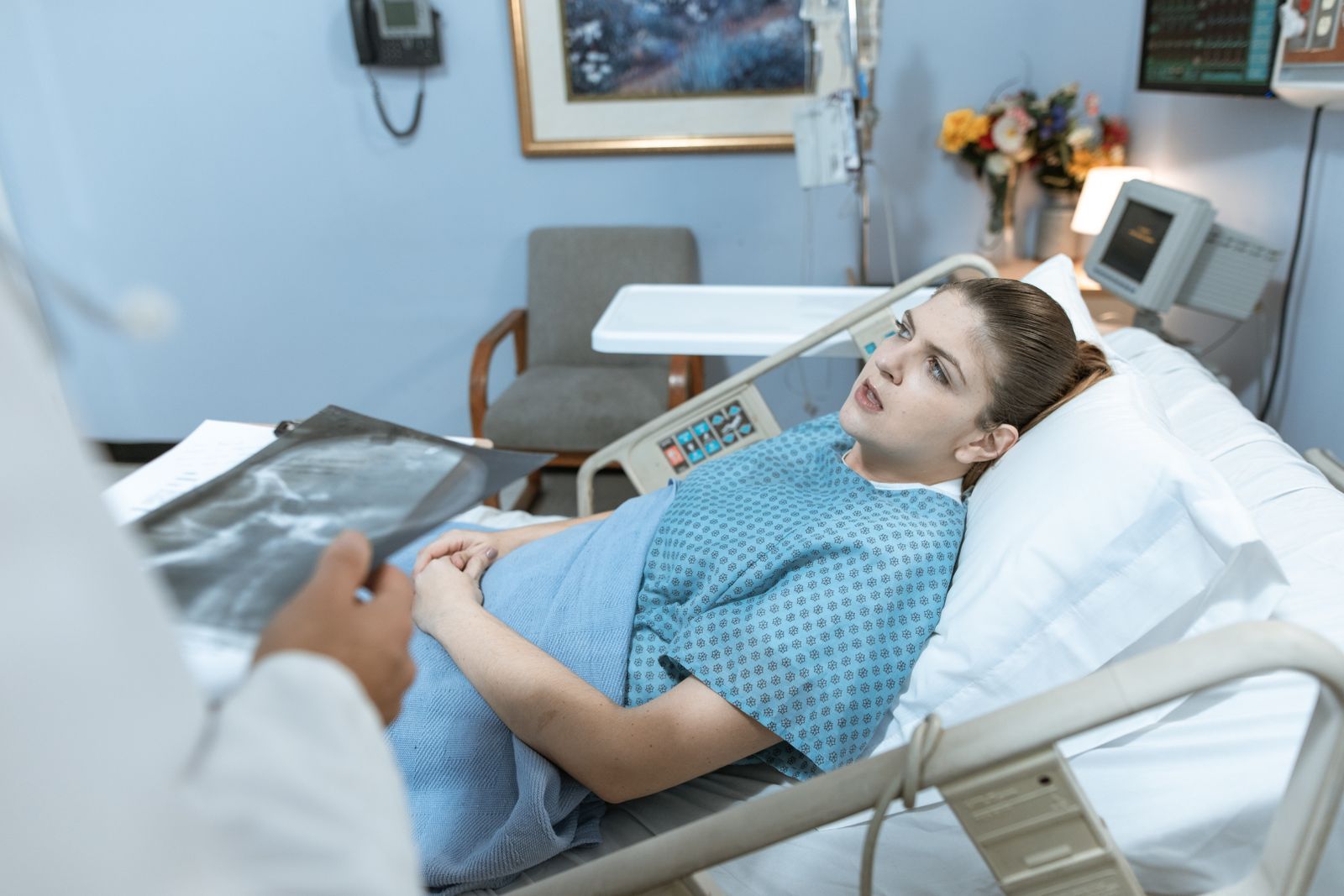 Paciente sendo atendido em ambiente hospitalar
