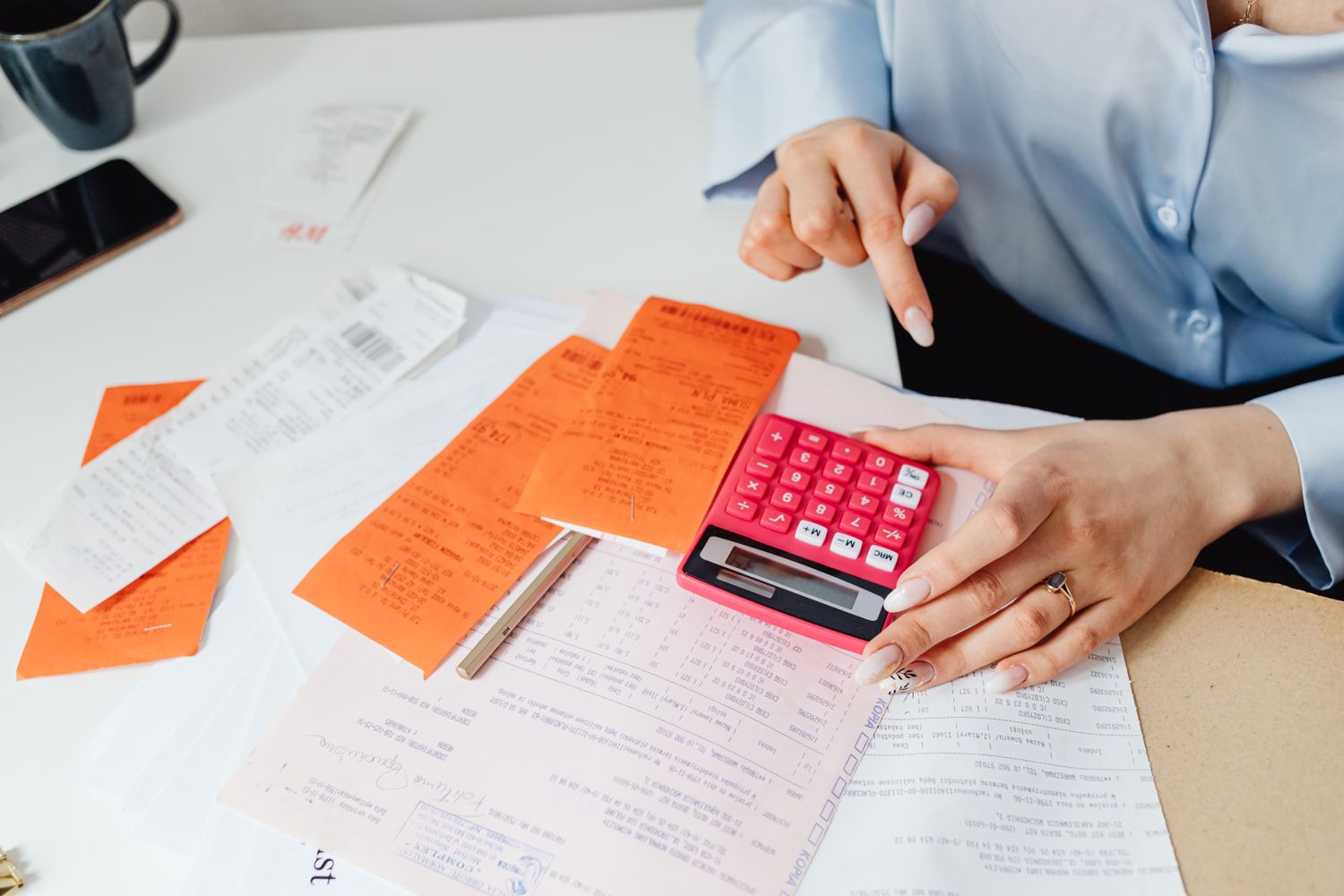 Profissional calculando despesas de viagem com recibos e calculadora