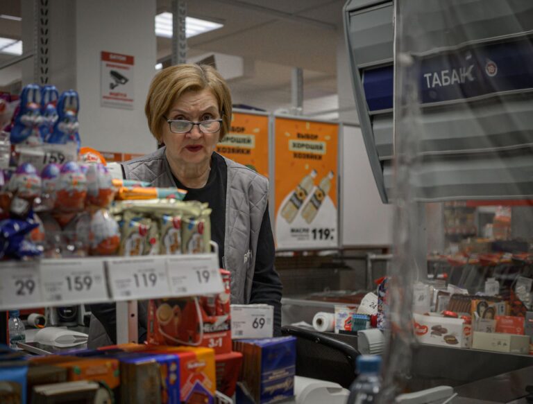 Atendente de caixa em supermercado durante expediente de trabalho