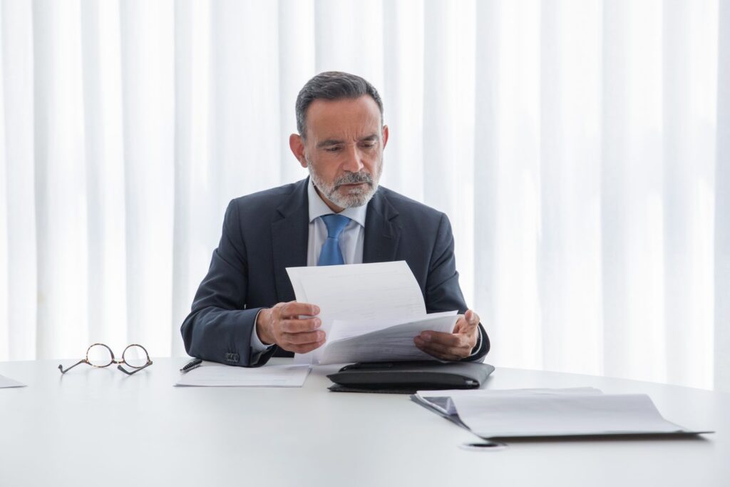 Trabalhador mais velho analisando documentos no escritório