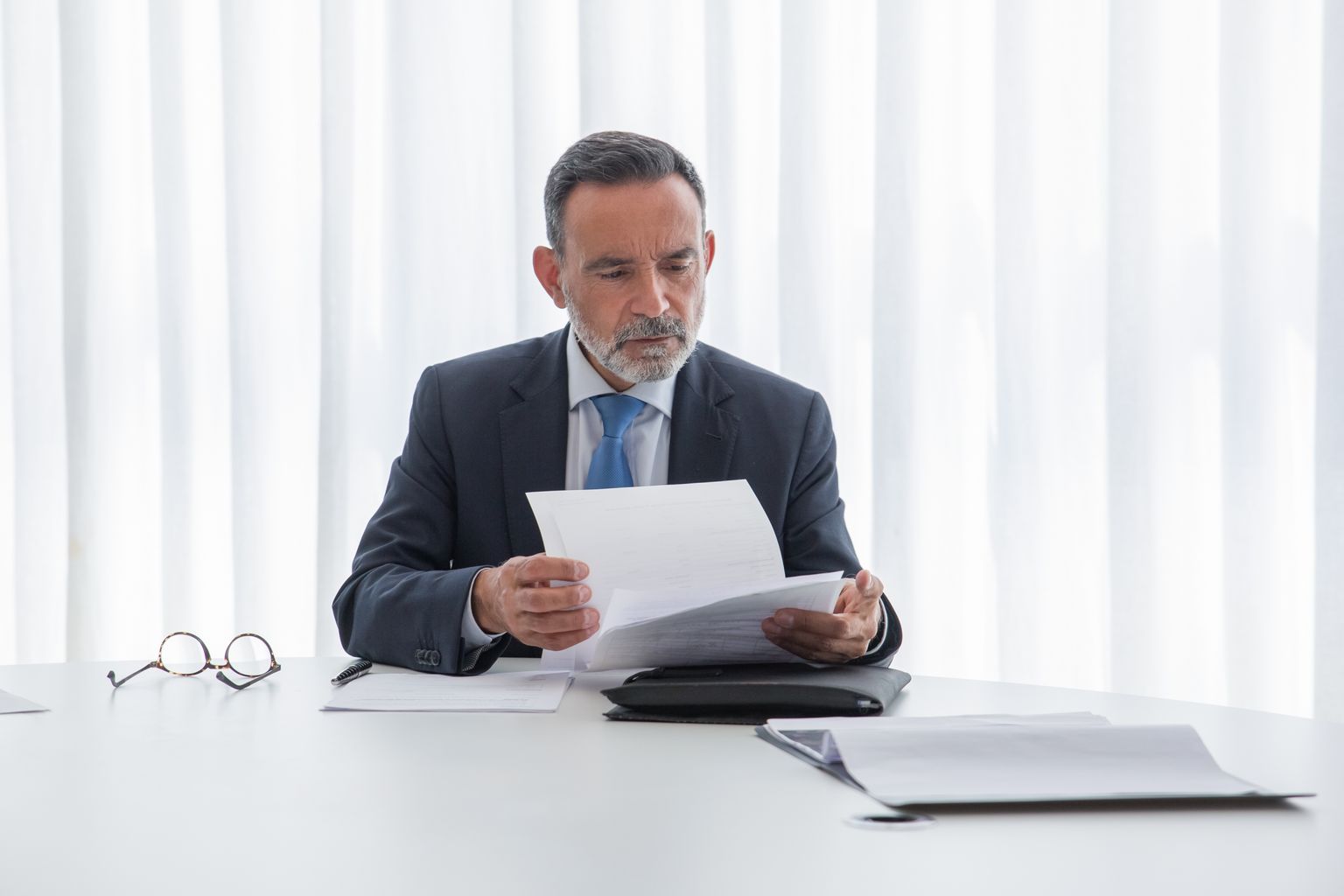 Trabalhador mais velho analisando documentos no escritório