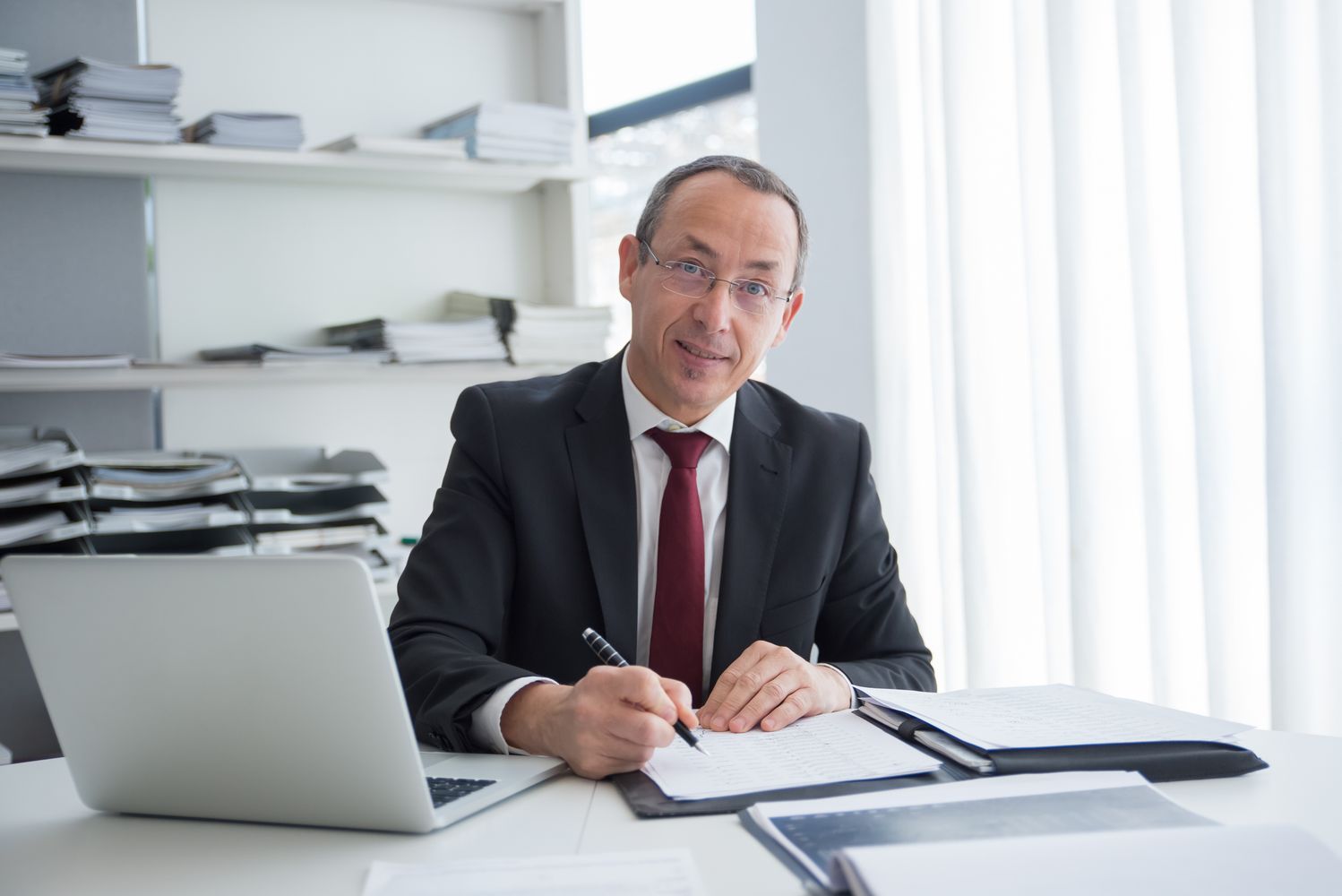 Profissional de RH analisando documentos de compliance no escritório