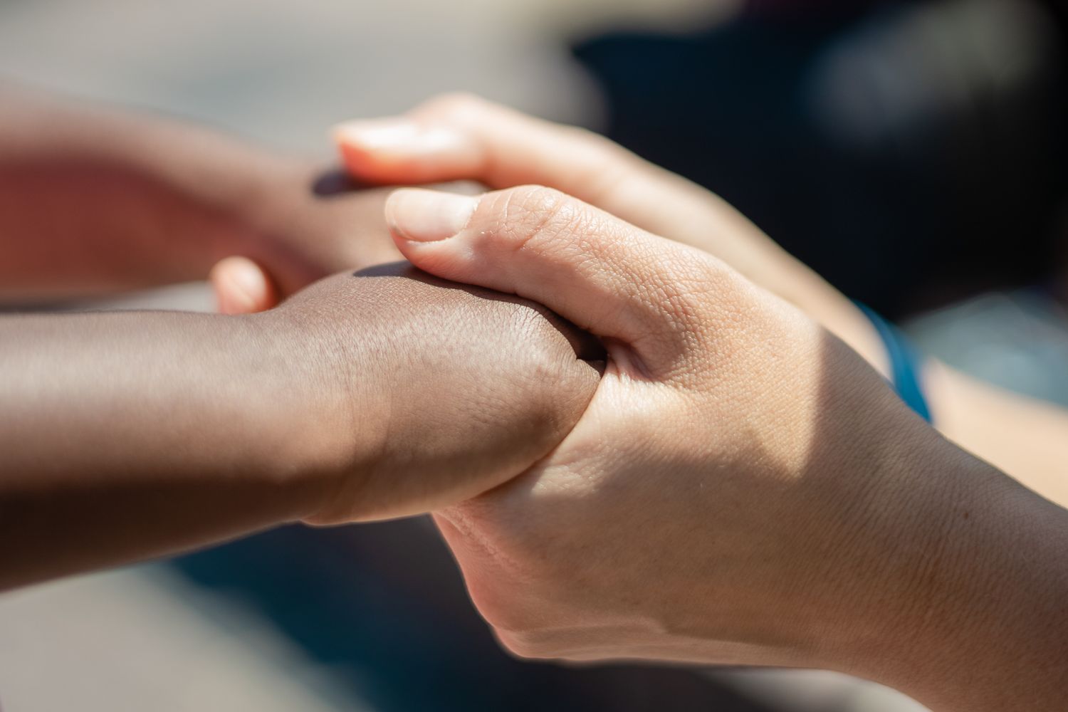 Mãos se unindo em gesto de apoio e acolhimento