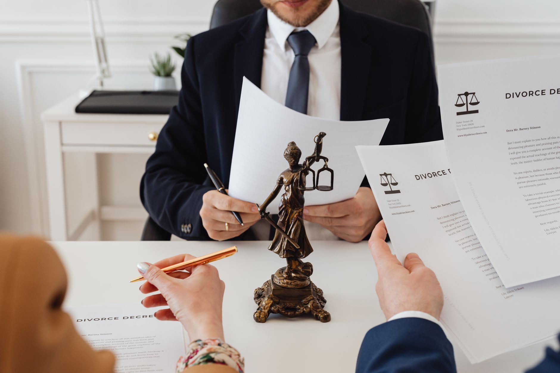 Advogados analisando documentos de processo trabalhista sobre justa causa