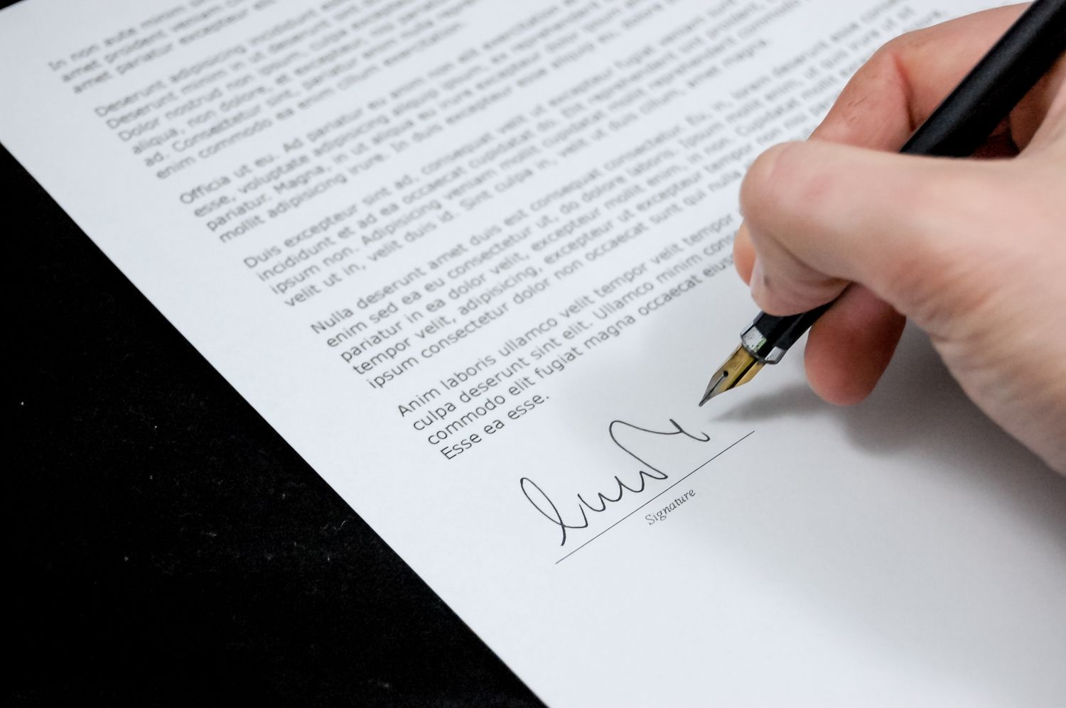 Trabalhador assinando documento de rescisão indireta do contrato de trabalho