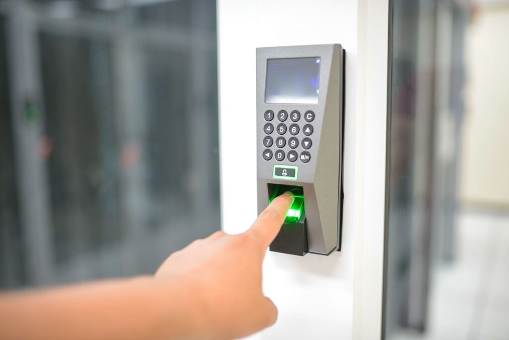 Leitor biométrico de digital usado para registro de ponto eletrônico no trabalho