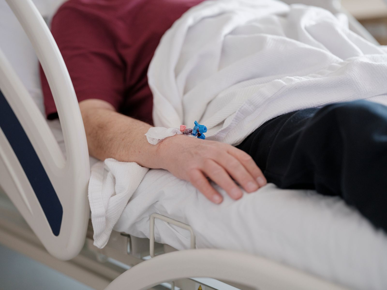 Paciente internado em leito hospitalar recebendo soro na veia