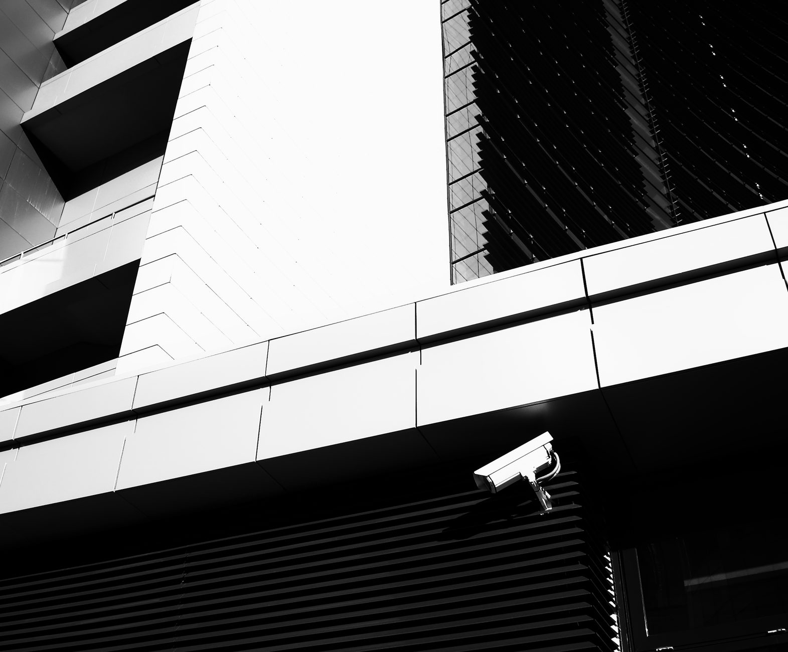 Câmera de segurança instalada em ambiente corporativo para vigilância