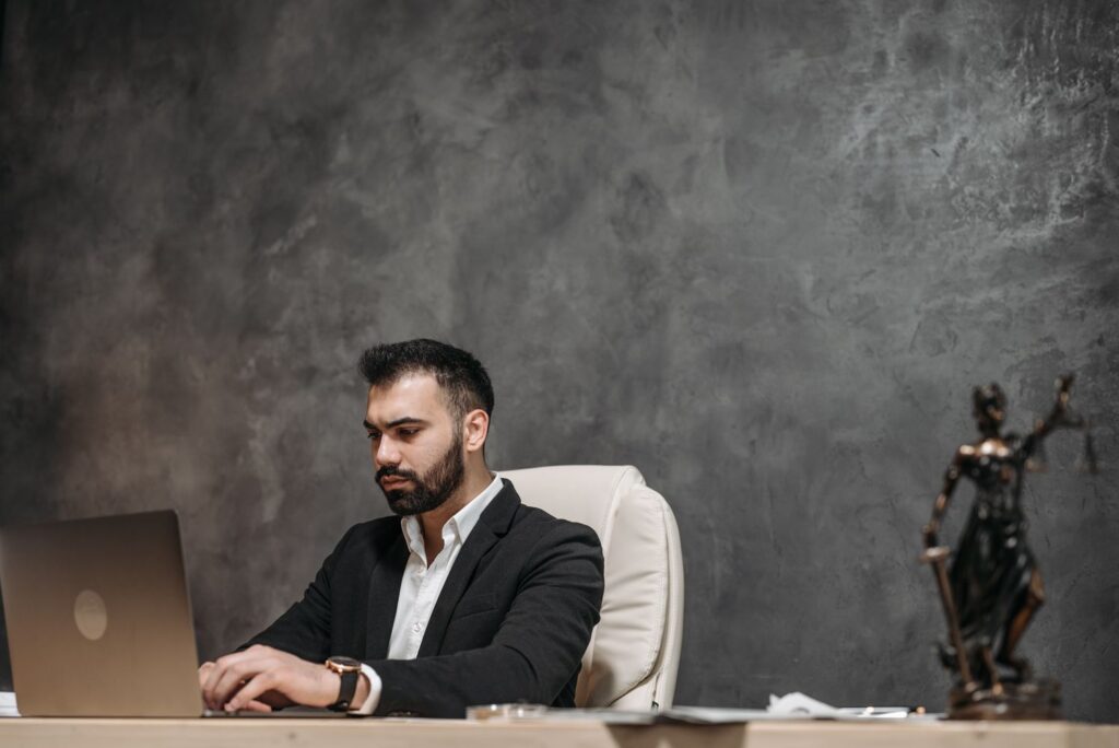 Profissional trabalhando no notebook em escritório, usando ferramenta de inteligência artificial