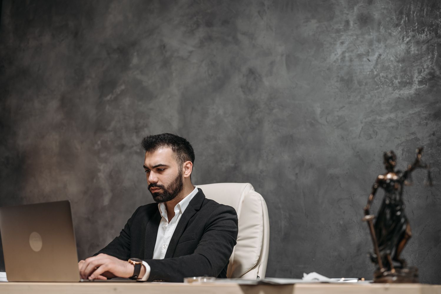 Profissional trabalhando no notebook em escritório, usando ferramenta de inteligência artificial