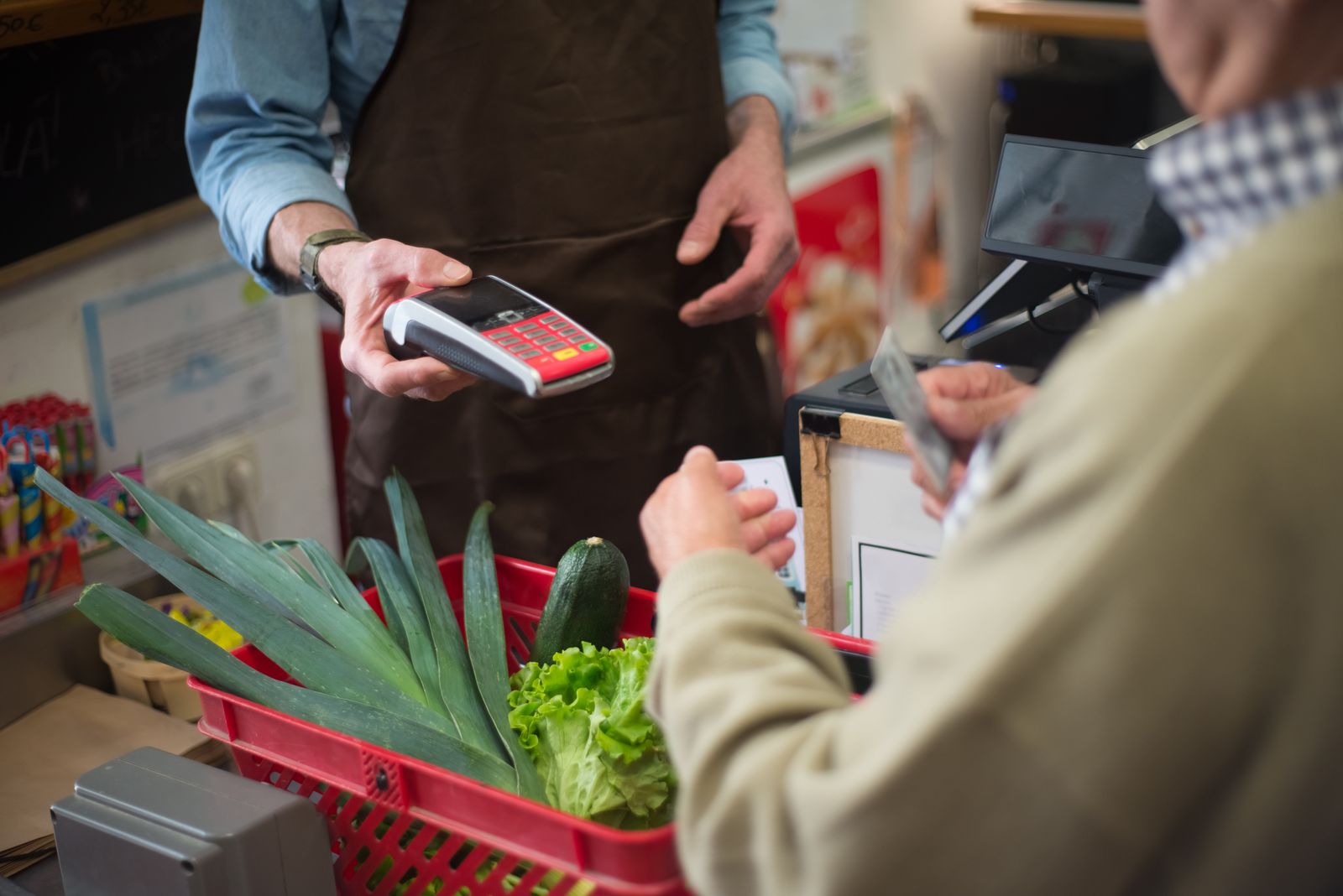Cliente realizando pagamento no caixa de supermercado