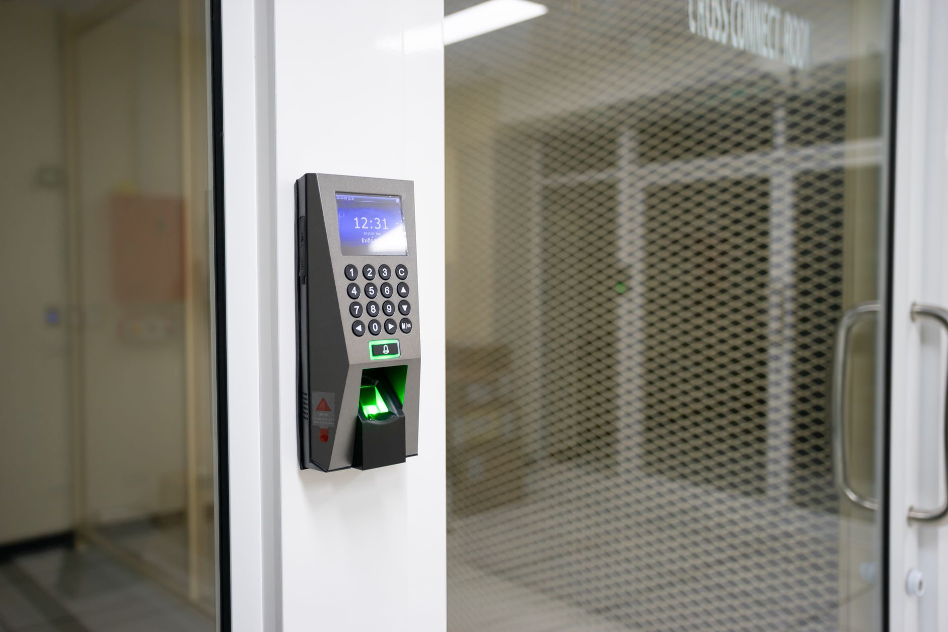 Sistema moderno de controle de acesso por biometria digital em empresa