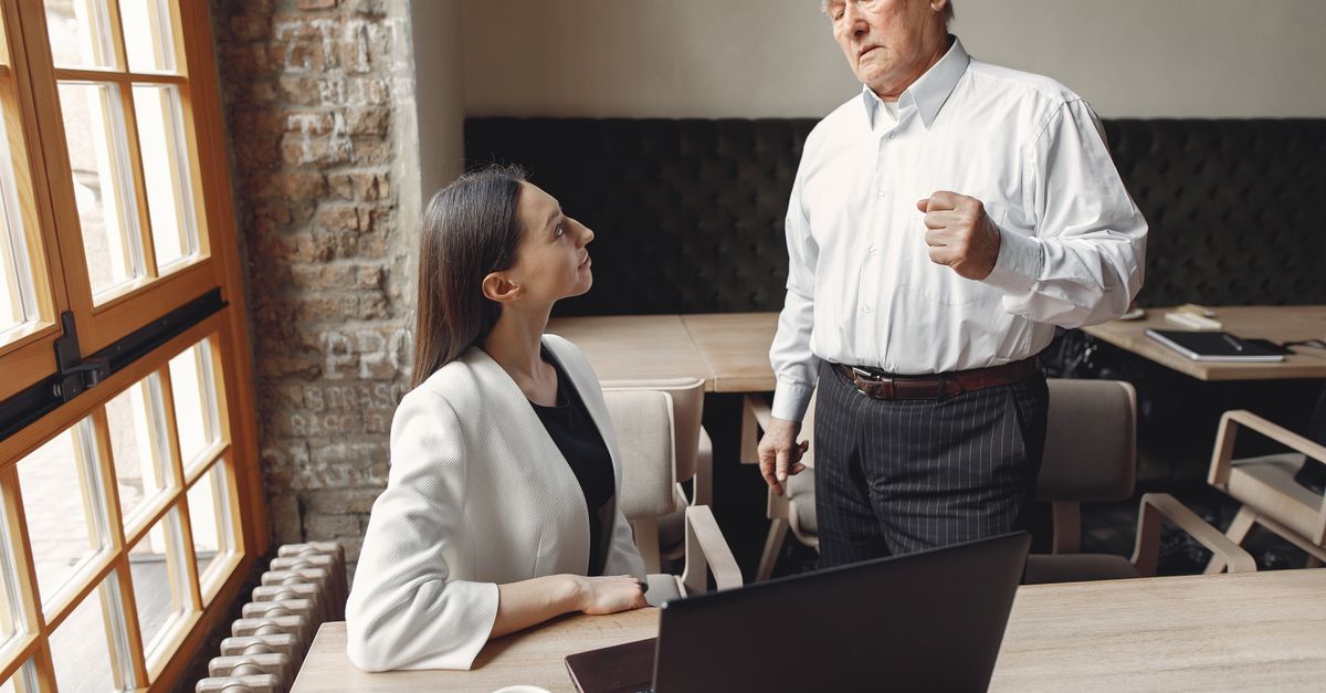 Chefe conversando com empregado sobre advertência antes de eventual demissão por justa causa