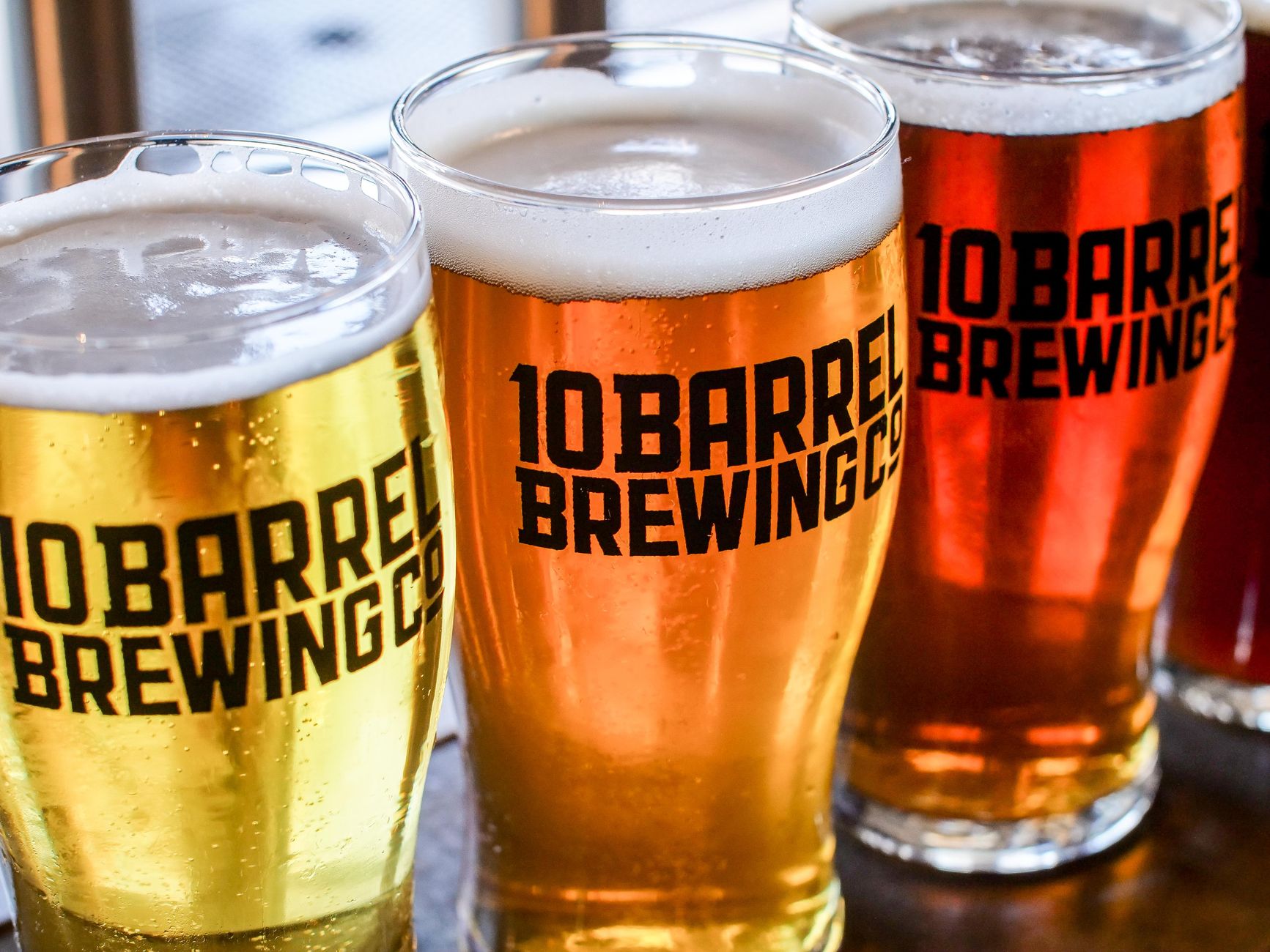 Copos de cerveja lado a lado representando o consumo moderado de álcool fora do horário de trabalho