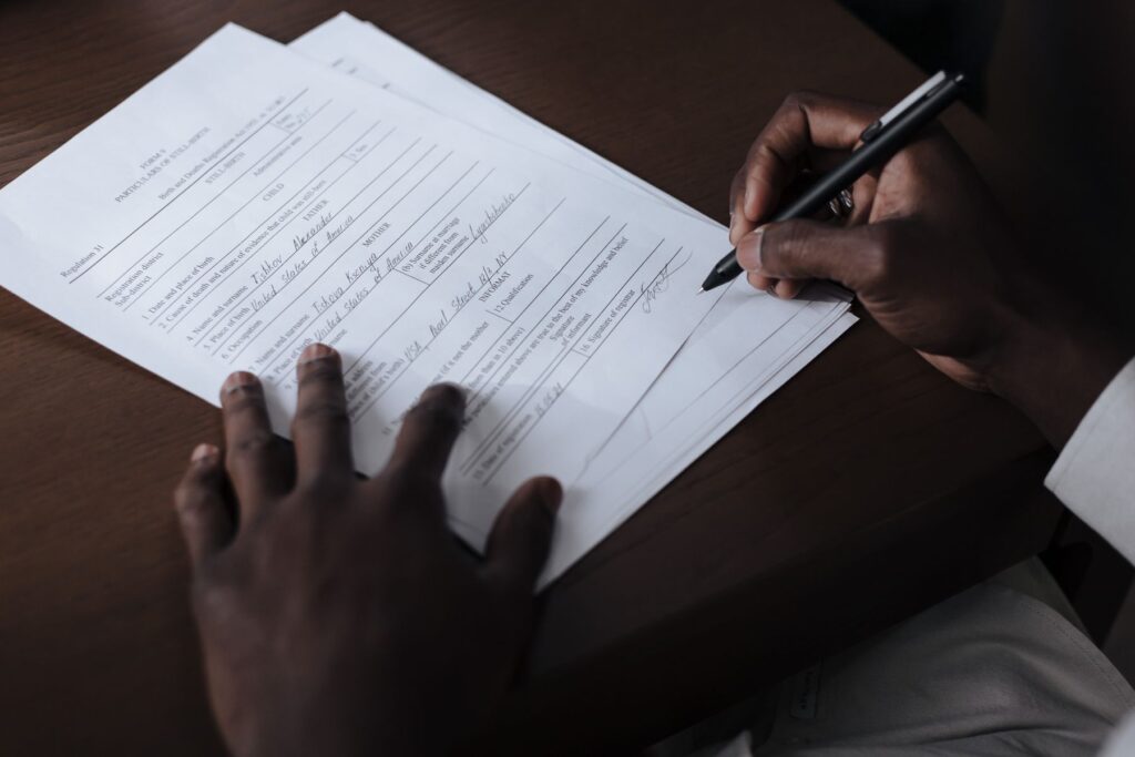 Trabalhador assinando termo de rescisão do contrato de trabalho, documento necessário para dar entrada no seguro-desemprego