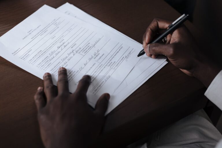 Trabalhador assinando termo de rescisão do contrato de trabalho, documento necessário para dar entrada no seguro-desemprego