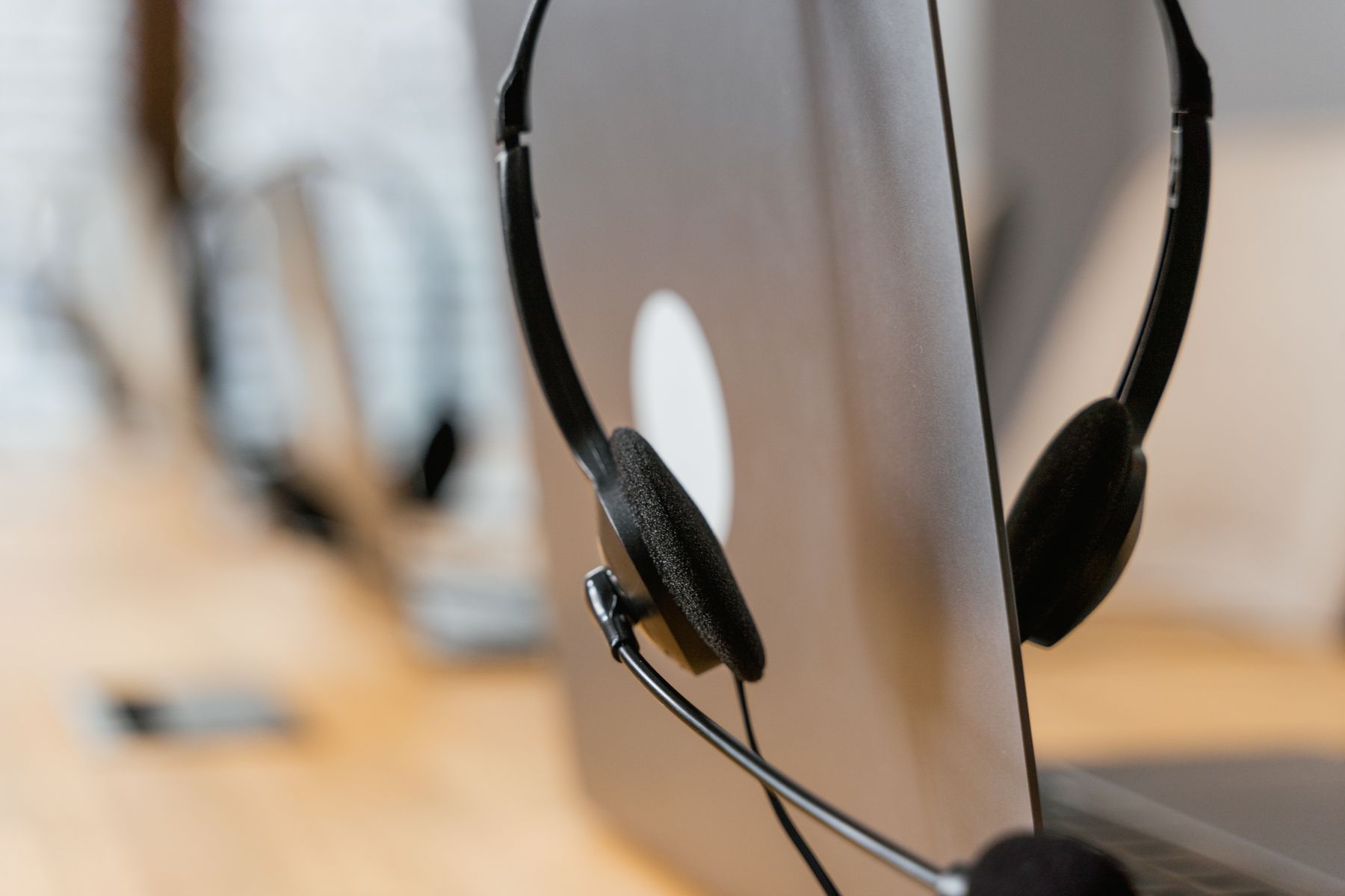 Atendente de call center trabalhando com fone de ouvido em frente ao computador