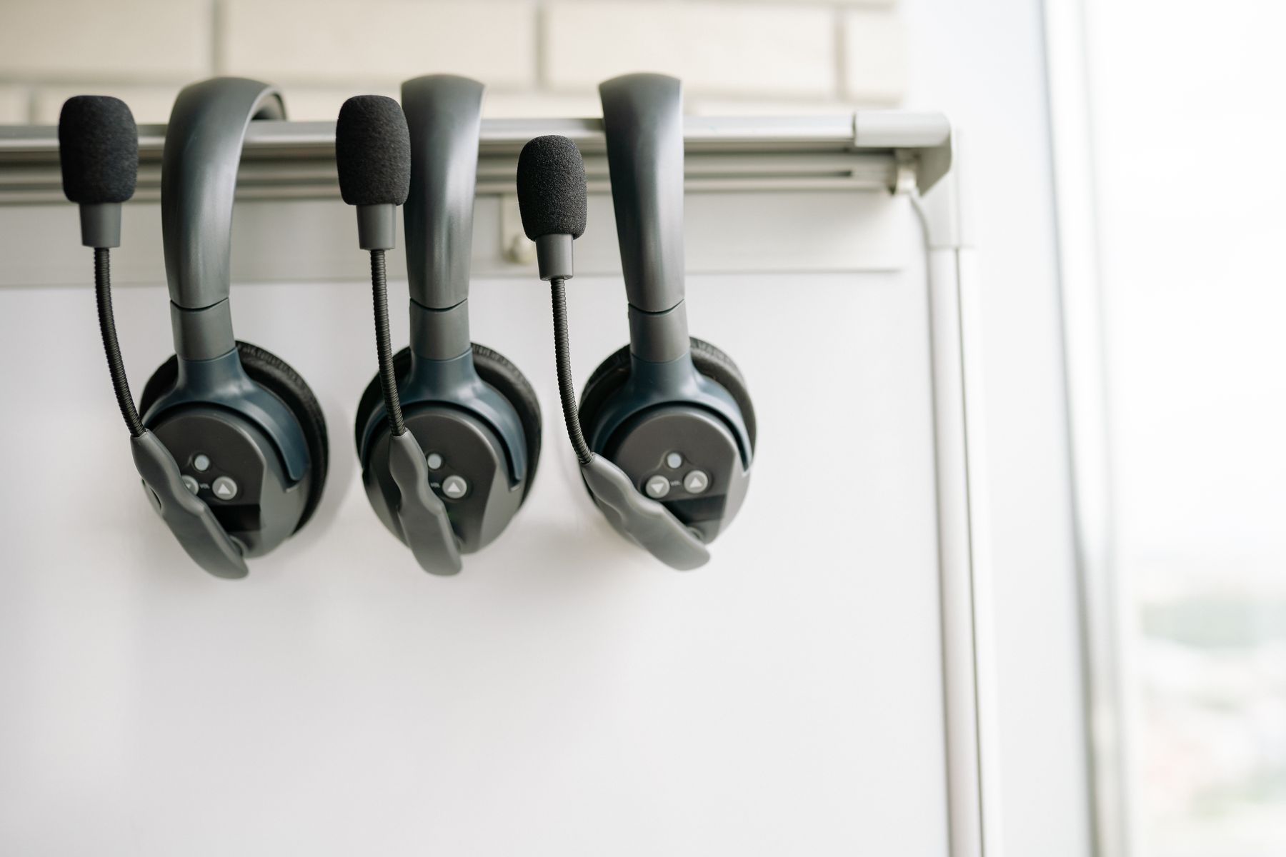 Trabalhadora de teleatendimento usando headset no escritório