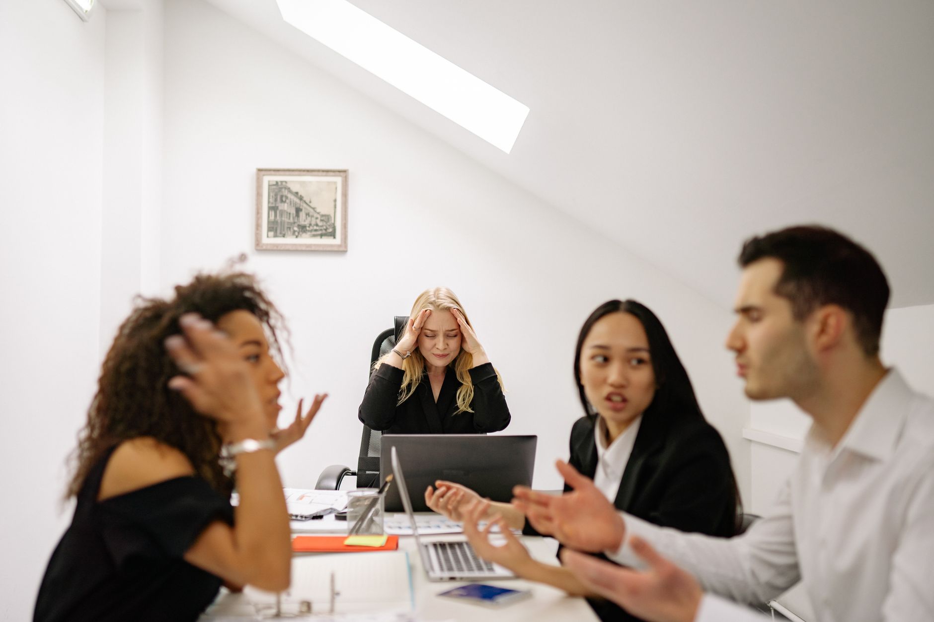 Colegas em discussão acalorada ao redor de uma mesa no escritório