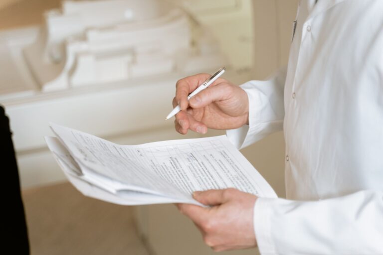 Médico revisando documentos e laudos médicos com atenção