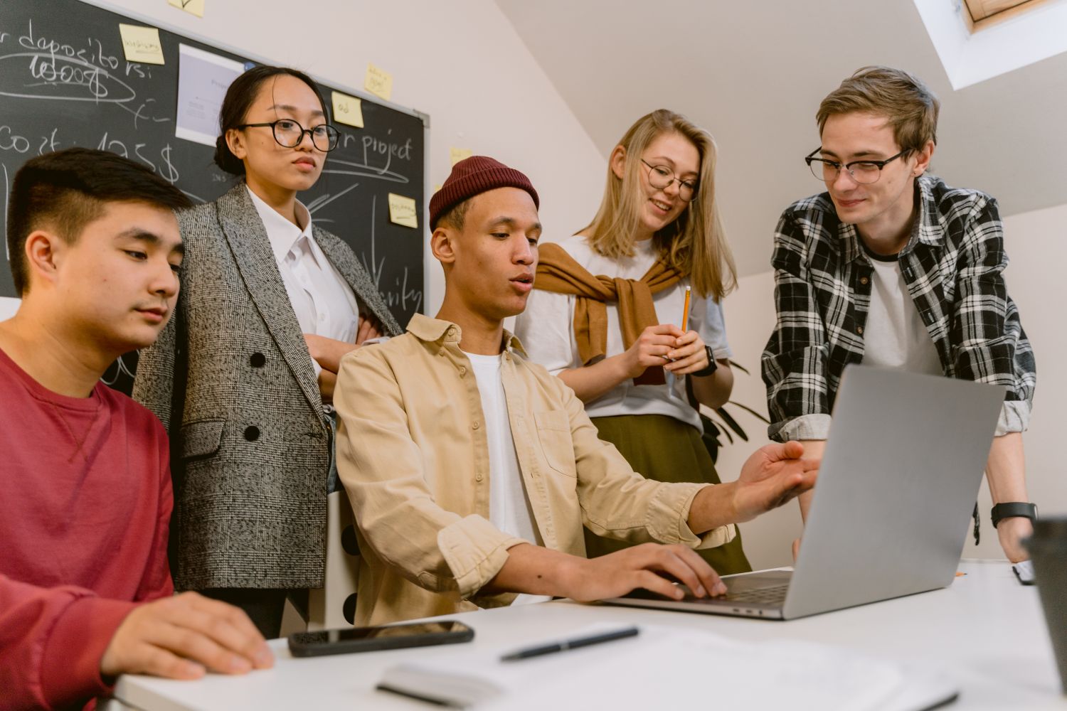 Equipe reunida discutindo trabalho no escritório